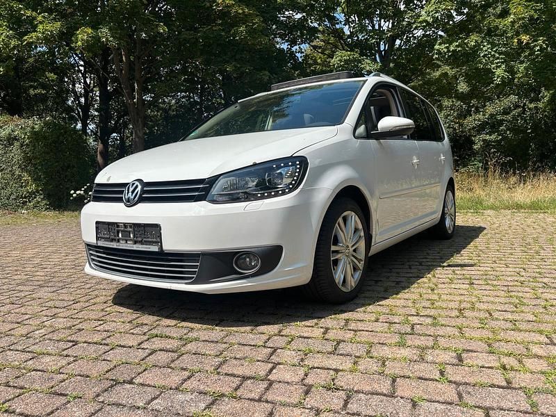 Weiß Gebraucht 2010 VW Touran Highline Van / Kleinbus | 5.950 € (Etwas zu teuer) - Bild 1/4
