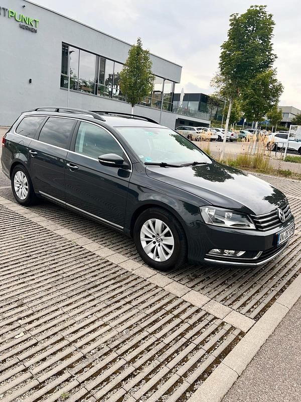 Grau Gebraucht 2012 VW Passat Limousine | 6.500 € (Fairer Preis) - Bild 1/4