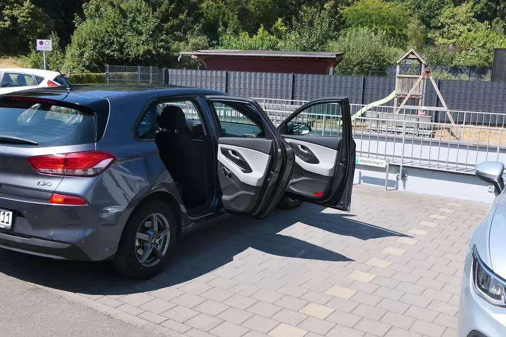Gebraucht Hyundai i30 Select 120 PS (88 kW) 2017 Grau Limousine