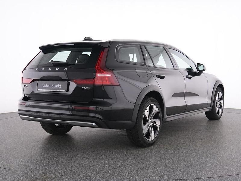 Gebraucht Volvo V60 CC Plus 197 PS (144 kW) 2024 Schwarz onyx black / metallic Kombi
