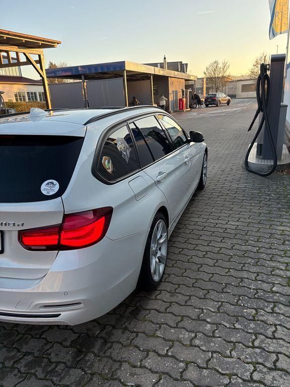 Weiß Gebraucht 2019 BMW 330 M Sport Kombi | 22.999 € (Guter Preis) - Bild 1/4