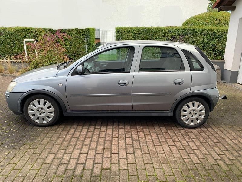Grau Gebraucht 2005 Opel Corsa Kleinwagen | 680 € (Superpreis) - Bild 1/4