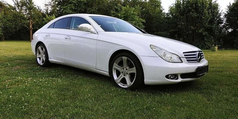 Alabaster weiß Gebraucht 2002 Mercedes E500 Avantgarde Limousine | 14.900 € (Fairer Preis) - Bild 1/4