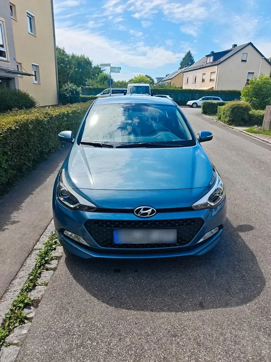 Gebraucht Hyundai i20 Style 75 PS (55 kW) 2015 Blau Kleinwagen