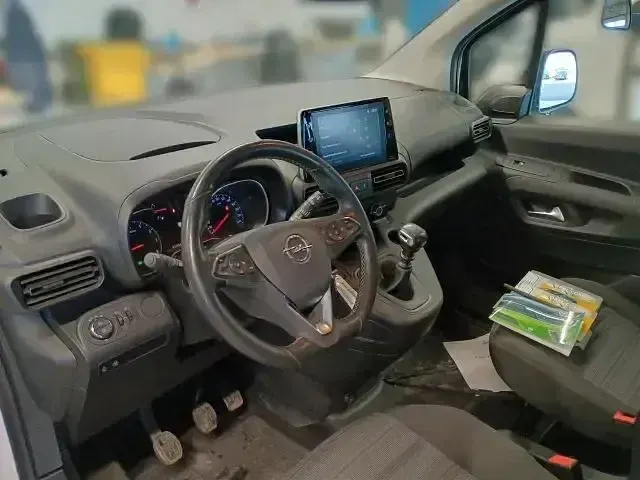 Second-hand Opel Combo Life Elegance 131 CP (96 kW) 2022 Alb Monovolum