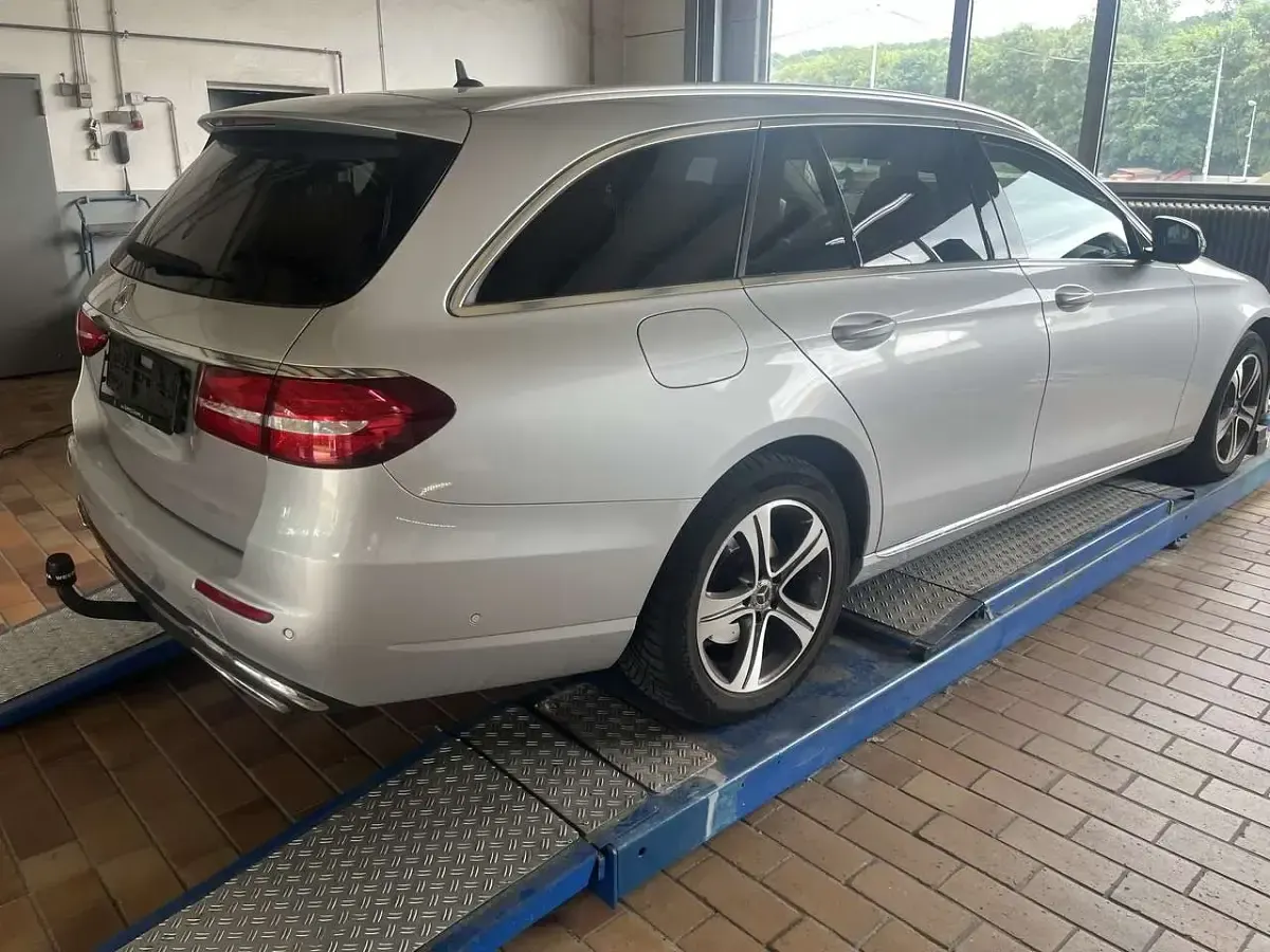 Gebraucht Mercedes E220 194 PS (142 kW) 2019 Silber Kombi