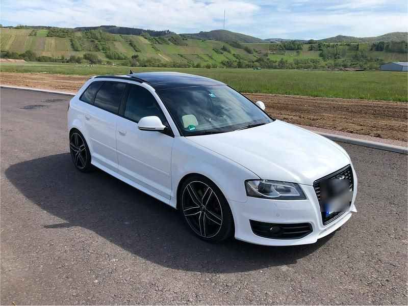 Weiß Gebraucht 2010 Audi S3 Sportback Kombi | 15.850 € - Bild 1/4