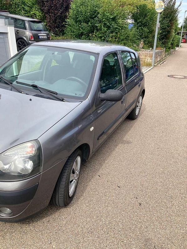 Grau Gebraucht 2003 Renault Clio II Dynamique Kleinwagen | 2.050 € (Fairer Preis) - Bild 1/4