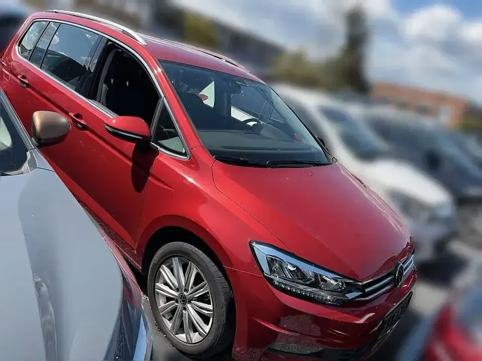 Gebraucht VW Touran Highline 150 PS (110 kW) 2022 Rot Van / Kleinbus
