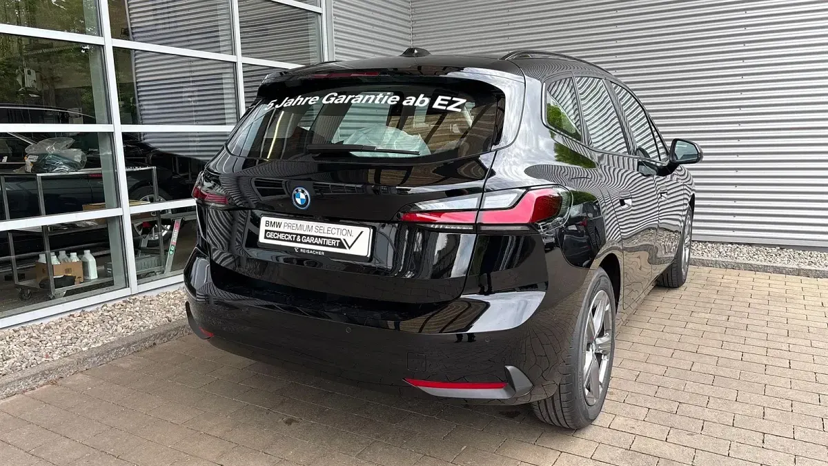 Gebraucht BMW 230e Active Tourer Efficient Dynamics 326 PS (239 kW) 2025 Schwarz uni Van / Kleinbus