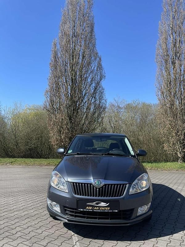 Grau Gebraucht 2011 Skoda Fabia Limousine | 3.295 € (Fairer Preis) - Bild 1/4