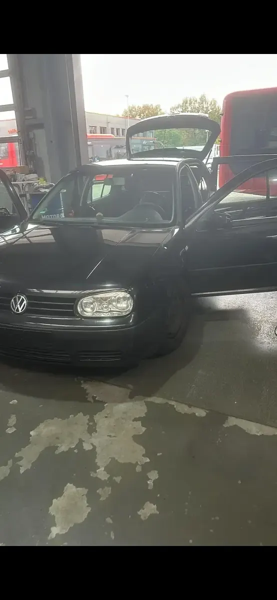 Second-hand VW Golf IV 100 CP (73 kW) 2002 Negru Hatchback