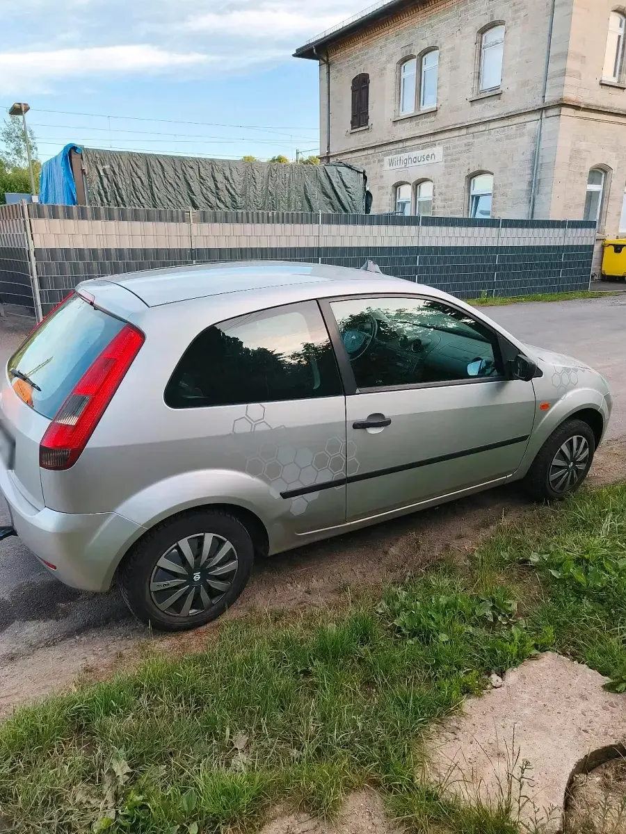 Gebraucht Ford Fiesta 80 PS (58 kW) 2003 Silber Kleinwagen