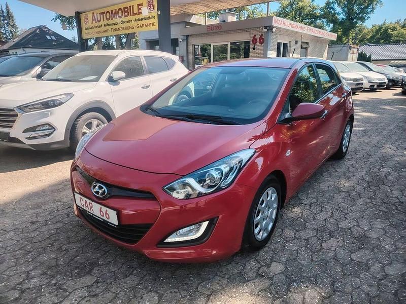 Rot Gebraucht 2012 Hyundai i30 Limousine | 5.590 € (Fairer Preis) - Bild 1/4