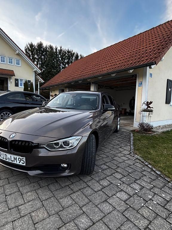 Gebraucht BMW 318 143 PS (105 kW) 2012 Braun Limousine