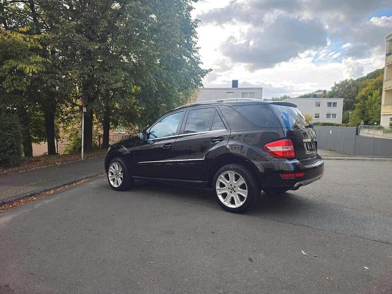Schwarz Gebraucht 2009 Mercedes ML320 SUV | 8.000 € - Bild 1/4