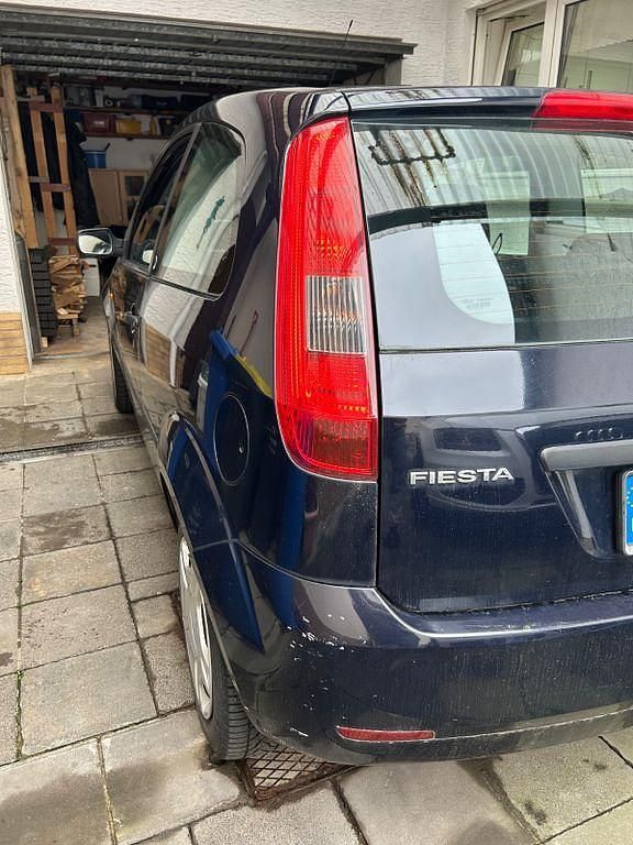 Gebraucht Ford Fiesta Ambiente 69 PS (50 kW) 2005 Blau Kleinwagen