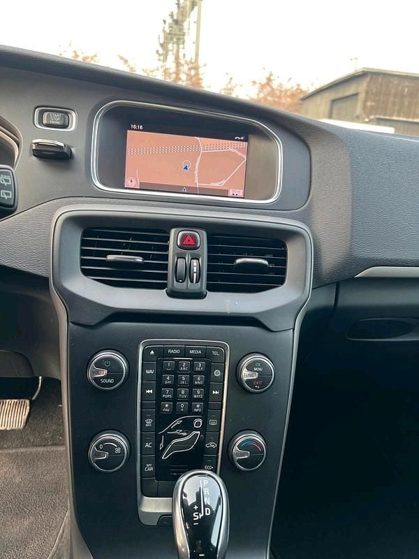 Gebraucht Volvo V40 120 PS (88 kW) 2018 Blau Limousine