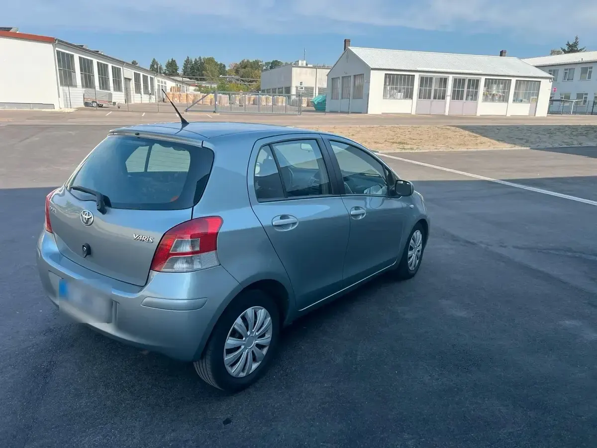 Gebraucht Toyota Yaris 90 PS (66 kW) 2011 Grau Kleinwagen