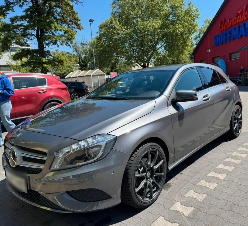 Grau Gebraucht 2013 Mercedes A200 Limousine | 14.500 € (Fairer Preis) - Bild 1/4