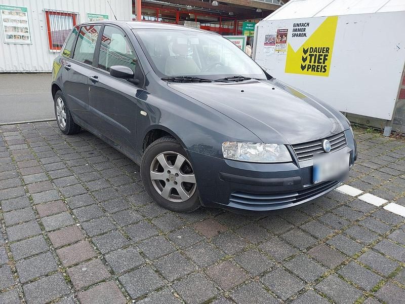 Grau Gebraucht 2004 Fiat Stilo Kleinwagen | 599 € (Superpreis) - Bild 1/4