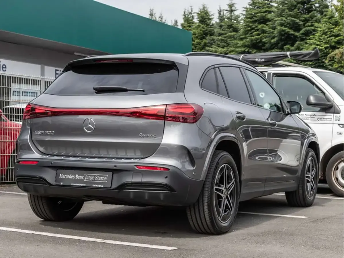 Gebraucht Mercedes EQA300 AMG 167 kW (228 PS) 2025 Grau metalliclack mountaingrau SUV