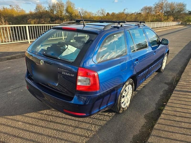 Gebraucht Skoda Octavia 105 PS (77 kW) 2011 Blau Kombi