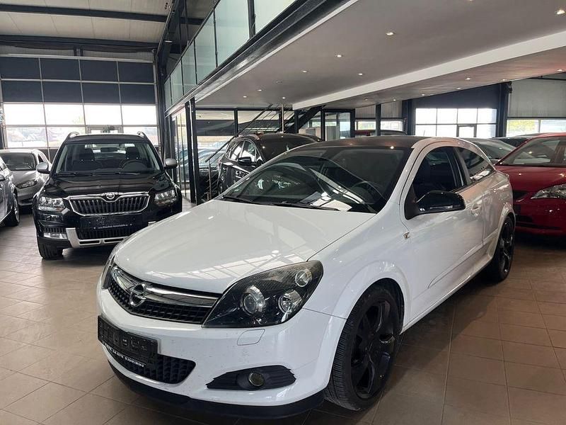 Weiß Gebraucht 2009 Opel Astra GTC Innovation Limousine | 2.990 € (Fairer Preis) - Bild 1/4