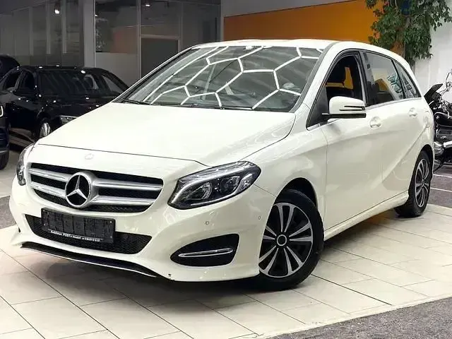 Gebraucht Mercedes B180 Urban 122 PS (89 kW) 2016 Calcitweiss  unilack Kleinwagen