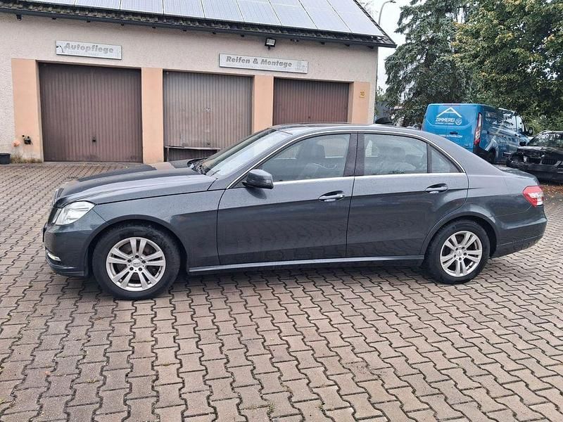 Grau Gebraucht 2012 Mercedes E250 Limousine | 7.501 € (Superpreis) - Bild 1/4