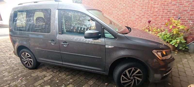 Grau Gebraucht 2019 VW Caddy Van / Kleinbus | 25.000 € (Teuer) - Bild 1/4