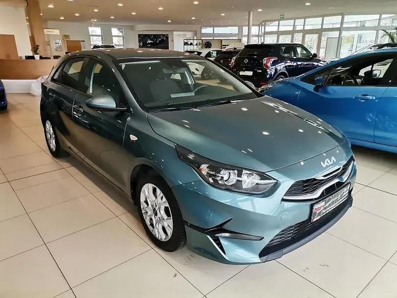 Usado Kia Ceed Play 120 CV (88 kW) 2023 Gris Utilitario