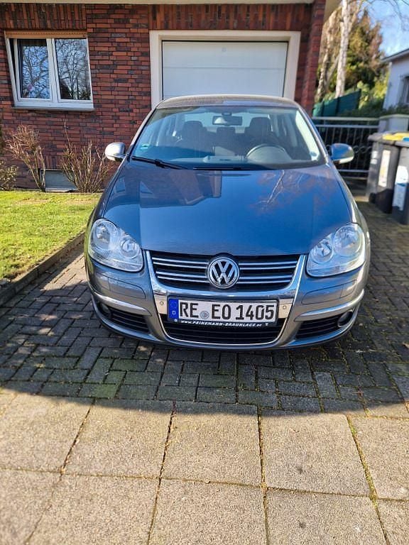 Gebraucht VW Jetta Freestyle 102 PS (75 kW) 2010 Grau Limousine