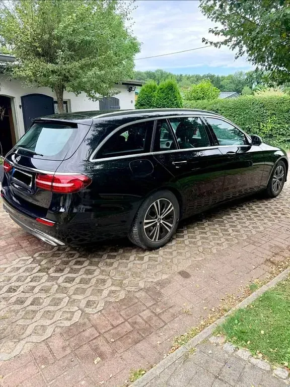 Gebraucht Mercedes E200 163 PS (119 kW) 2021 Schwarz Limousine