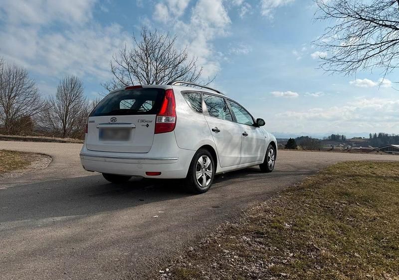 Gebraucht Hyundai i30 108 PS (79 kW) 2009 Weiß Kombi