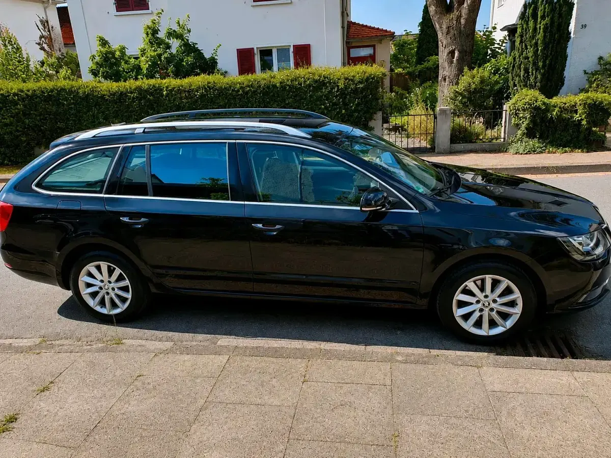 Gebraucht Skoda Superb Ambition 125 PS (91 kW) 2014 Schwarz Kombi