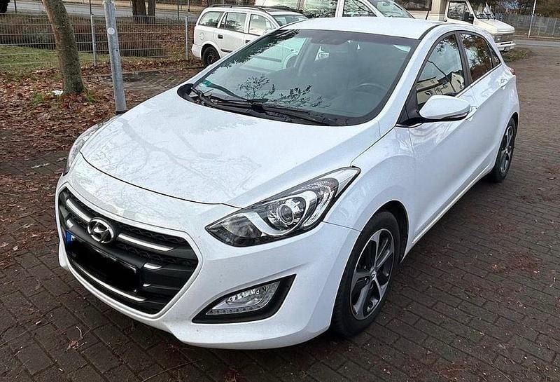 Weiß Gebraucht 2016 Hyundai i30 Limousine | 8.250 € (Guter Preis) - Bild 1/4