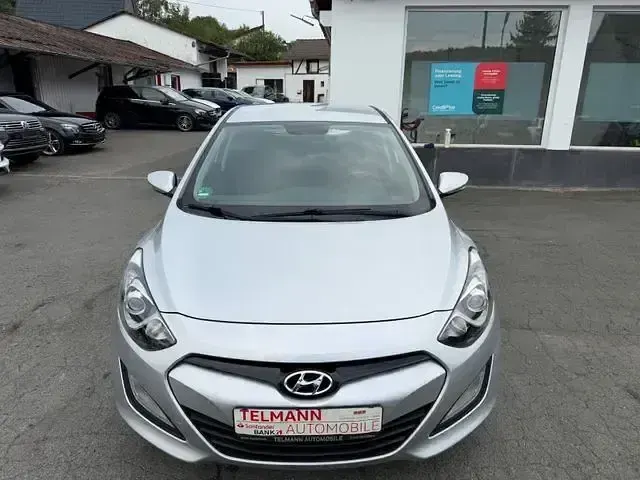 Gebraucht Hyundai i30 Classic 99 PS (72 kW) 2015 Silber Limousine