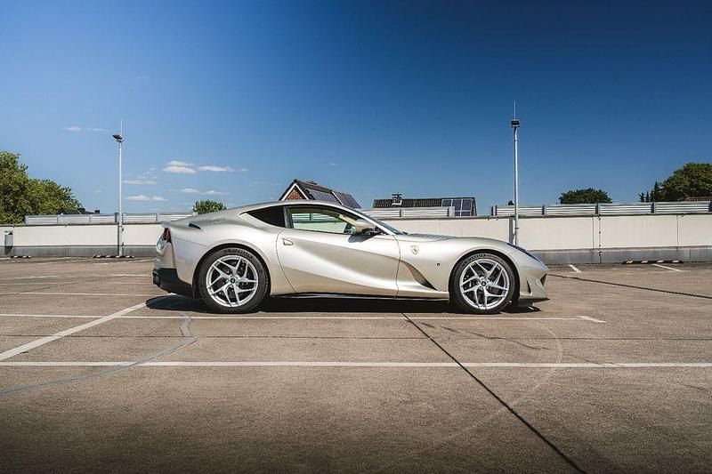Grau Gebraucht 2020 Ferrari 812 | 349.900 € (Guter Preis) - Bild 1/4
