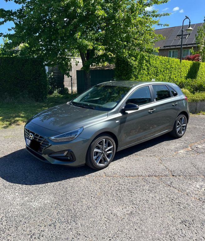 Grau Gebraucht 2022 Hyundai i30 Edition 30+ Limousine | 16.700 € (Guter Preis) - Bild 1/4
