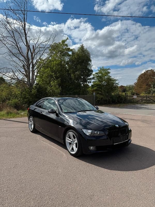 Schwarz Gebraucht 2009 BMW 320 Coupé | 8.999 € (Teuer) - Bild 1/4