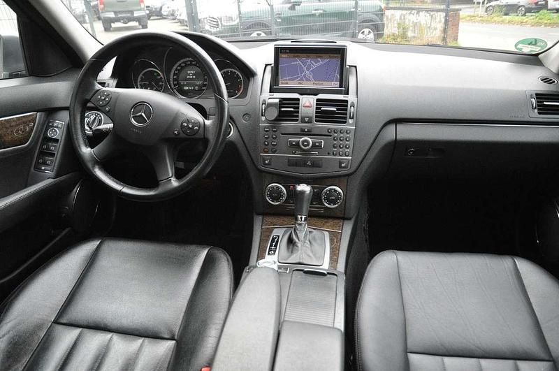 Gebraucht Mercedes C300 Elegance 231 PS (169 kW) 2009 Palladiumsilber Limousine