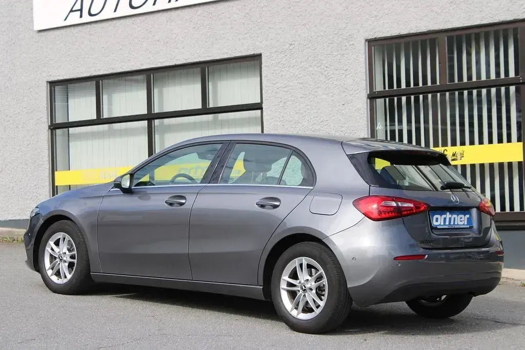 Gebraucht Mercedes A180 116 PS (85 kW) 2019 Grau Limousine