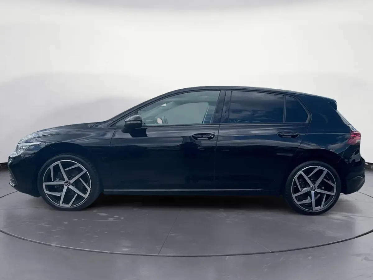 Gebraucht VW Golf VIII Life 131 PS (96 kW) 2020 (schwarz) deep black perleffekt Limousine