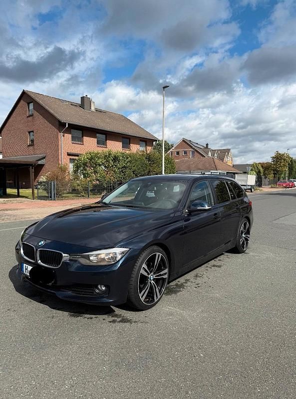 Blau Gebraucht 2013 BMW 318 Kombi | 7.149 € (Guter Preis) - Bild 1/4