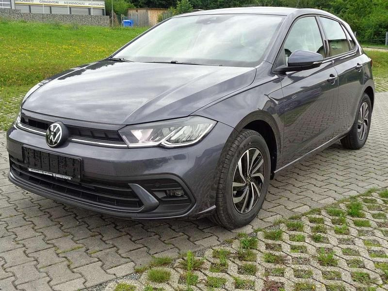 Neu VW Polo Life 95 PS (69 kW) 2025 Rauchgrau metallic Limousine