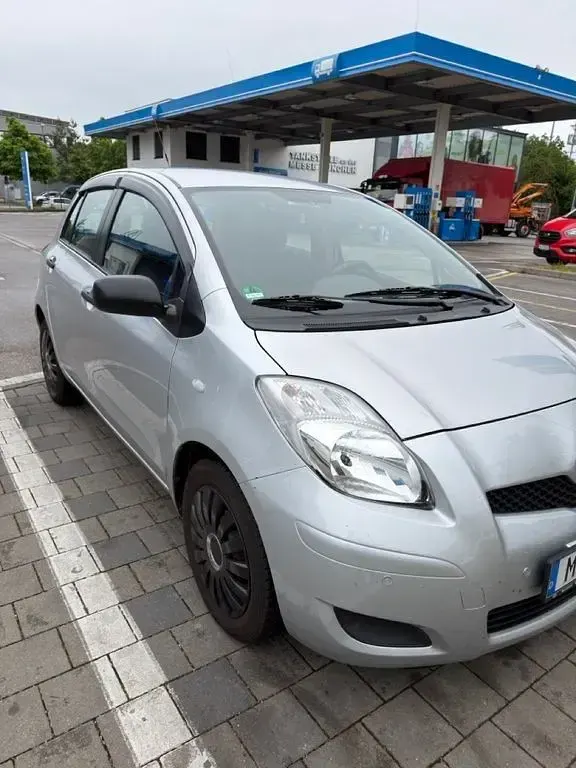 Gebraucht Toyota Yaris 105 PS (77 kW) 2011 Silber Kleinwagen