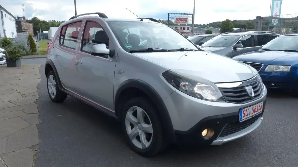 Gebraucht Dacia Sandero Stepway 84 PS (61 kW) 2011 Silber Kleinwagen
