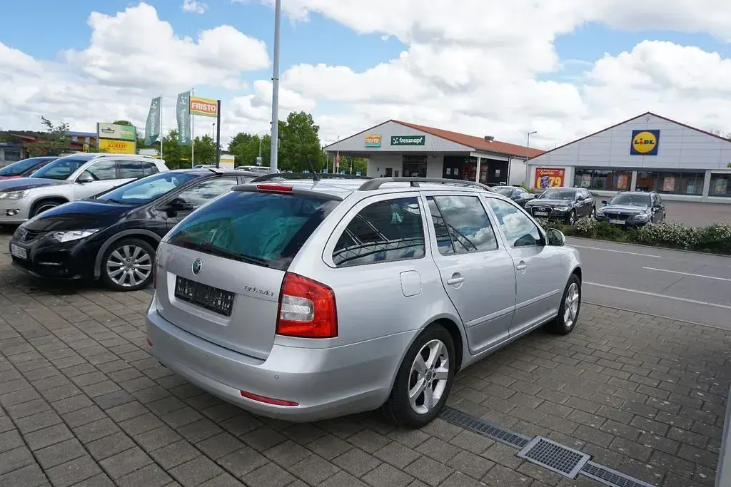 Gebraucht Skoda Octavia Family 122 PS (89 kW) 2011 Silber Kombi