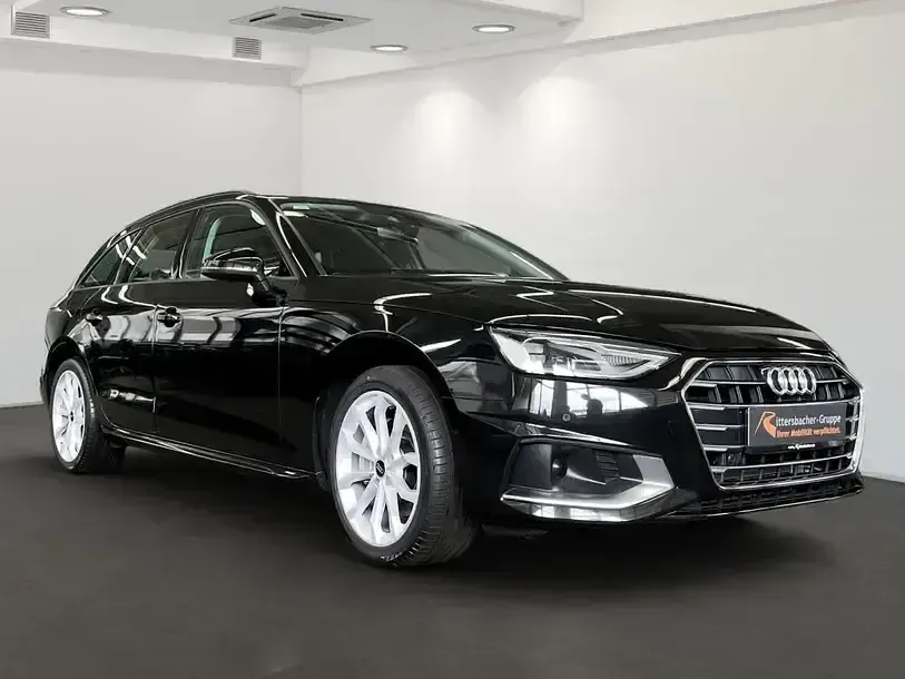 Gebraucht Audi A4 Advanced 204 PS (150 kW) 2022 Mythosschwarz metallic Kombi